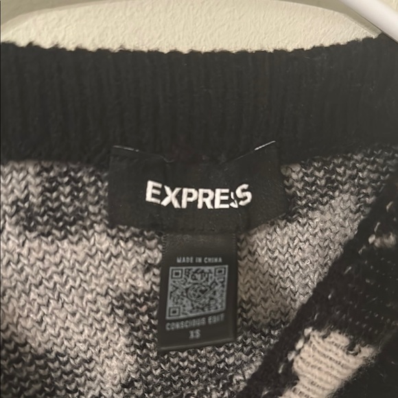 Black and White Houndstooth Sweater - Picture 2 of 3